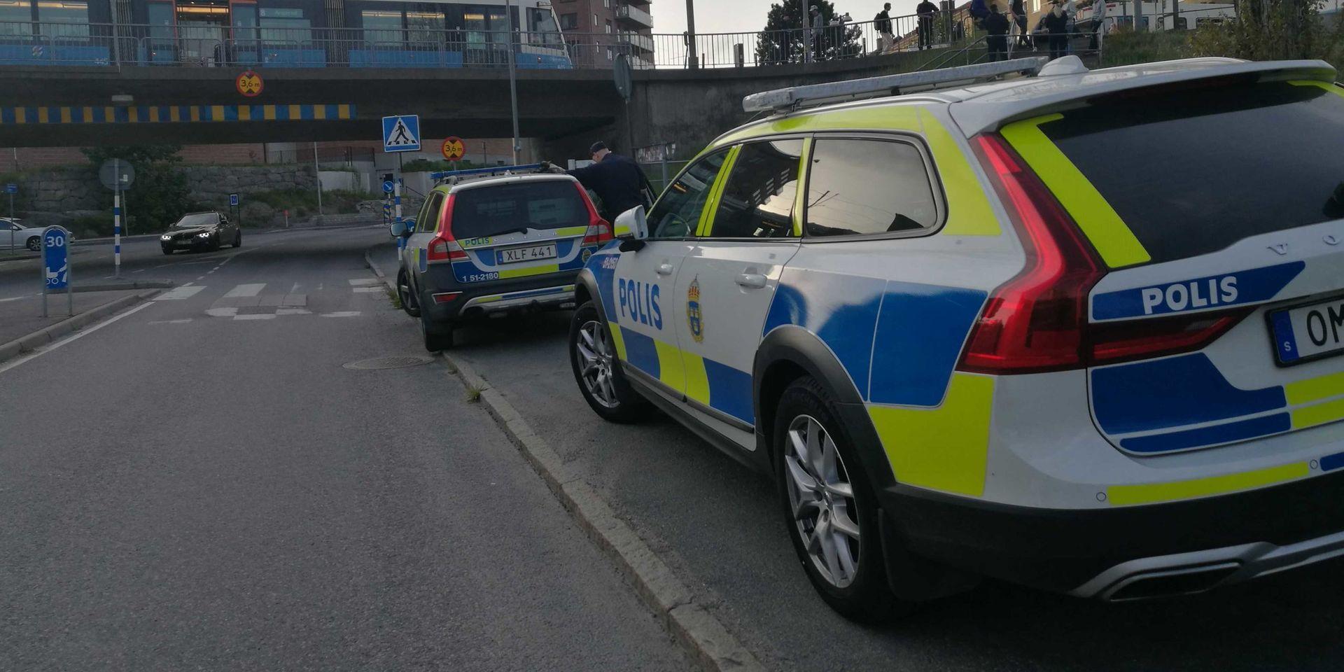 Två polispatruller larmades till personrånet vid Axel Dahlströms torg i Högsbo.