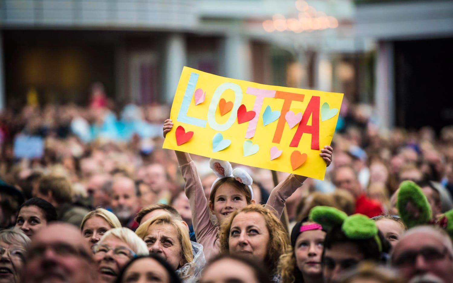 Men trots handmålade skyltar med texten "Vi älskar dig Lotta." är publiken till en början lite svårflirtad. Foto: Olof Ohlsson.