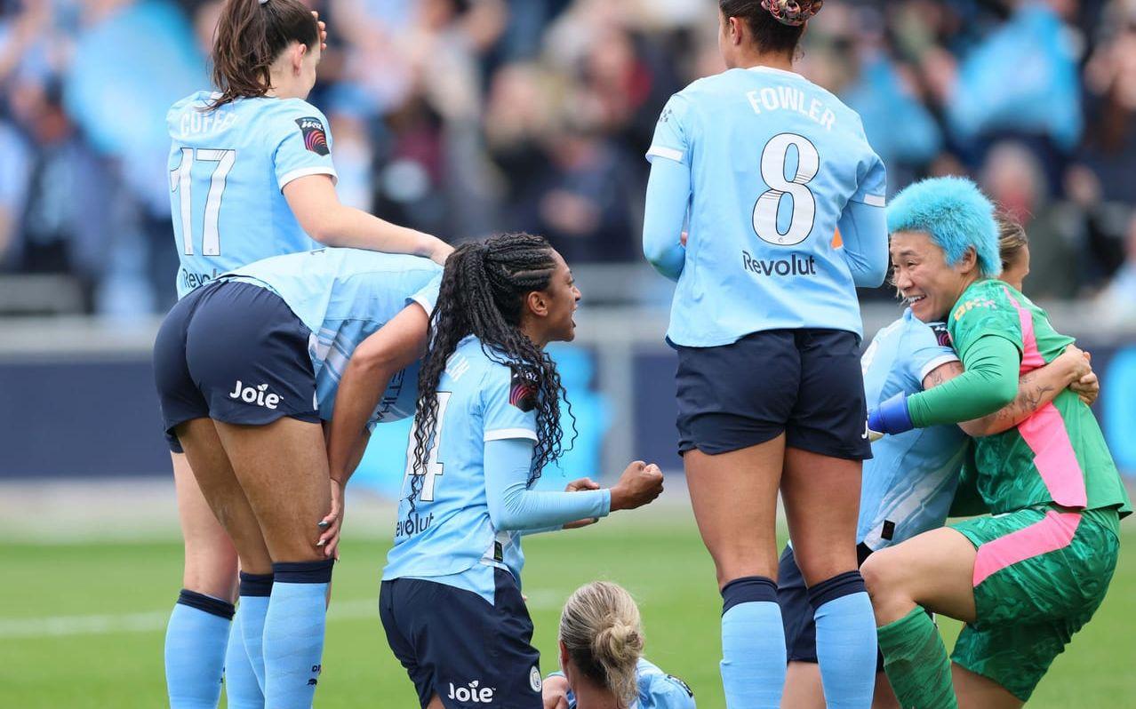 Manchester City vinner Super League, sedan Arsenal tappat poäng. Här i ligamatchen mot Liverpool i söndags.