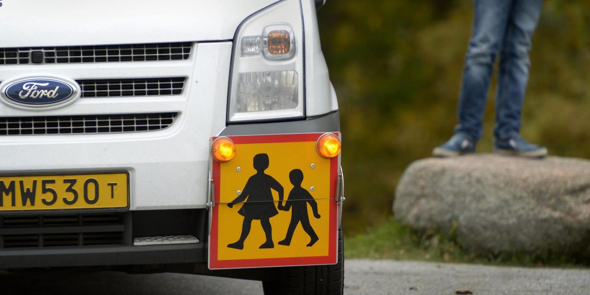 Insändarskribenten ifrågasätter grundskoleförvaltningens beslut om skolskjuts.