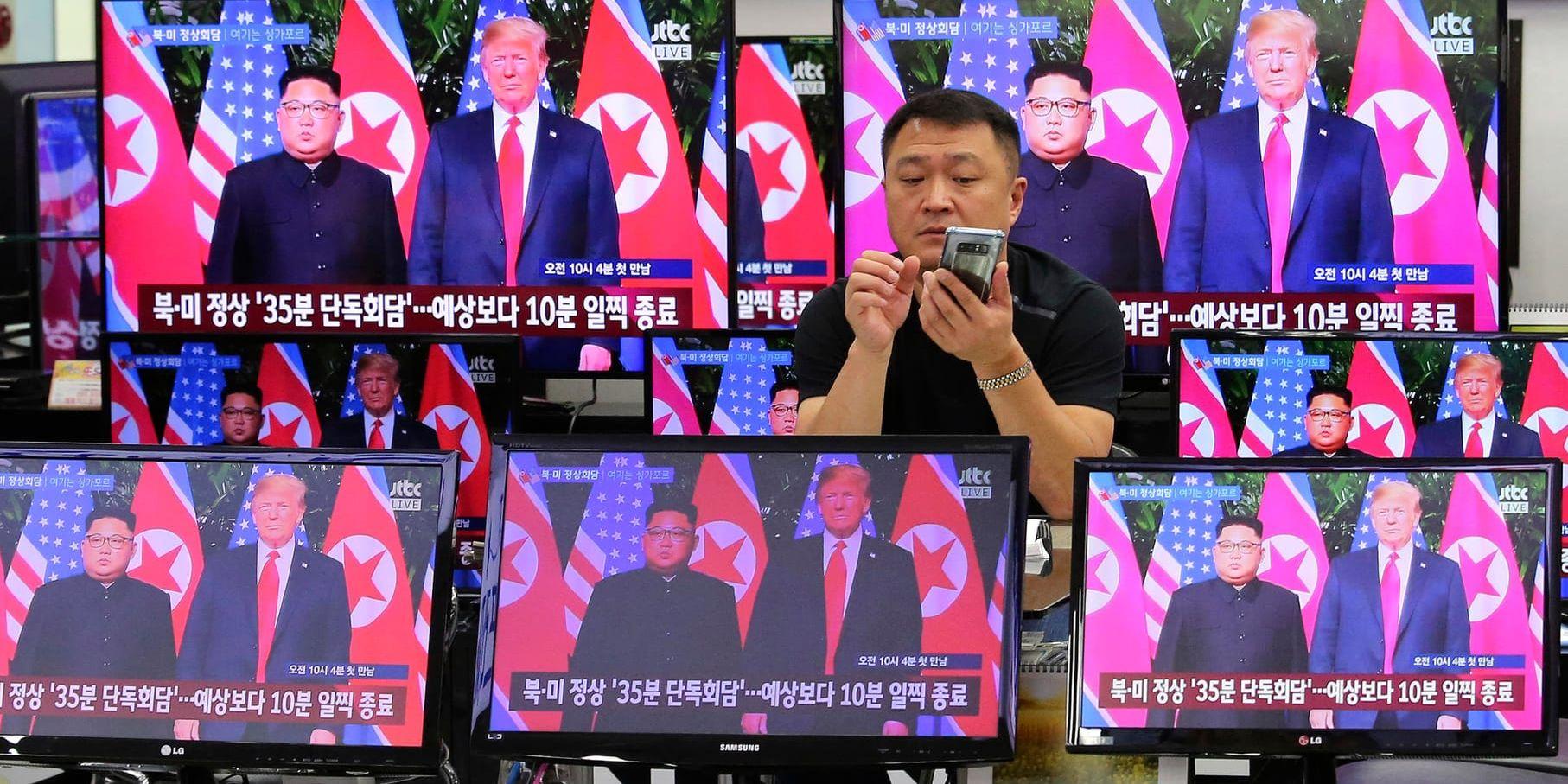 Tv-skärmar i en butik i Sydkoreas huvudstad Seoul visar mötet mellan USA:s president Donald Trump och Nordkoreas ledare Kim Jong-Un i Singapore i somras. Arkivbild.