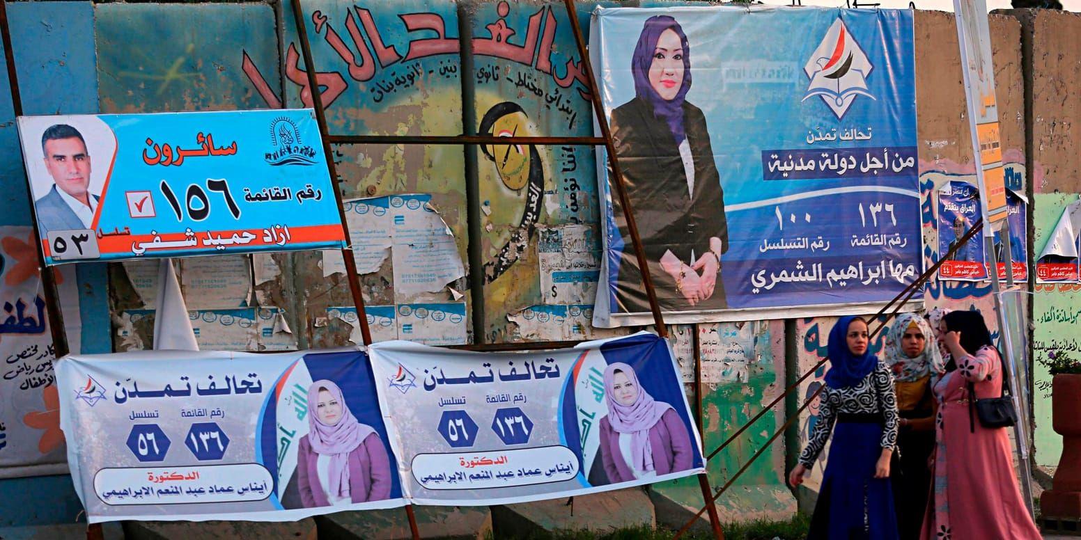 Några av de omkring 7 000 kandidater som ställer upp i det irakiska parlamentsvalet syns på kampanjaffischer i Bagdad.