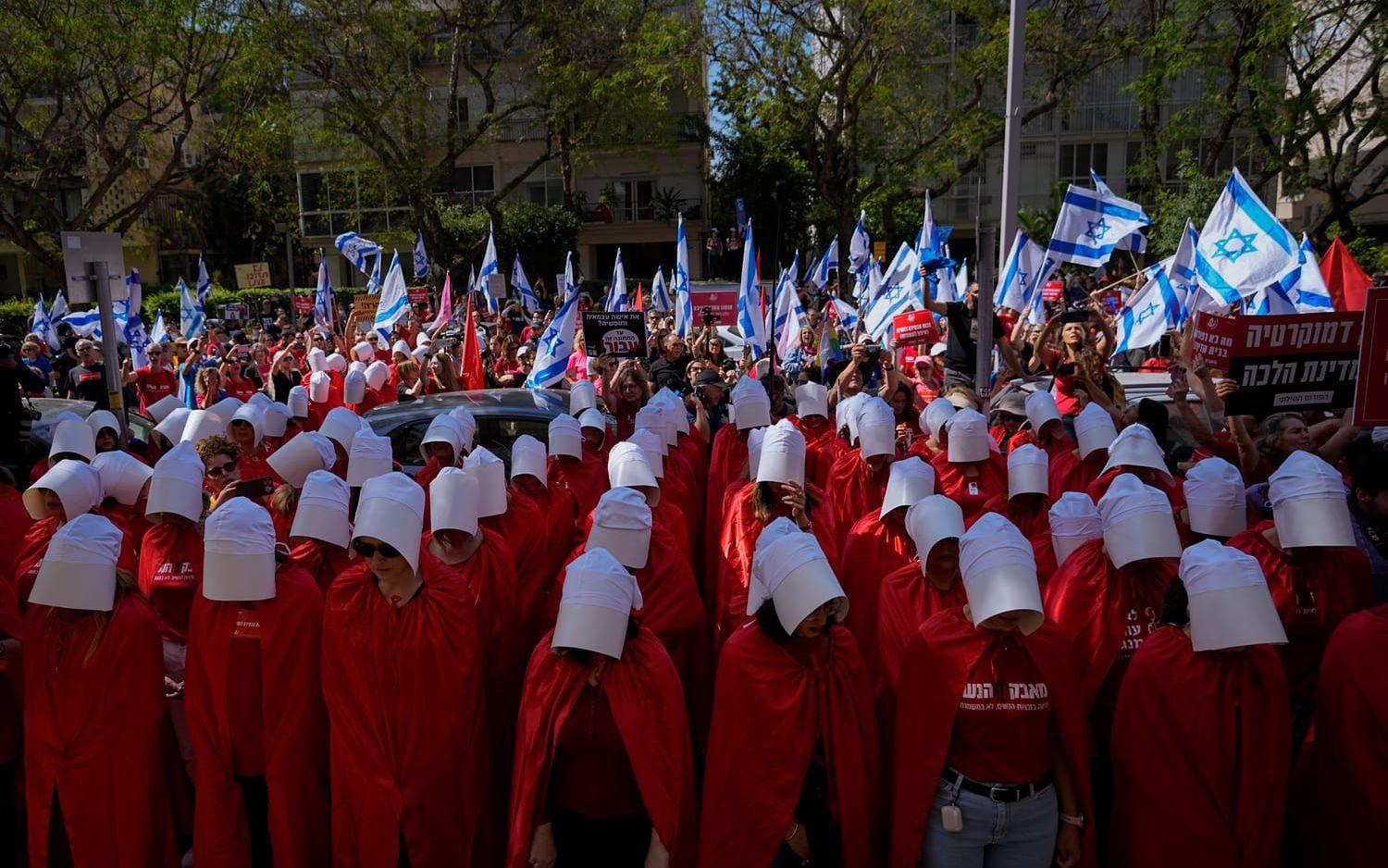 Israeliska aktivister klädda som karaktärerna i tv-serien 'The handmaid's tale' protesterar i Tel Aviv på torsdagen.