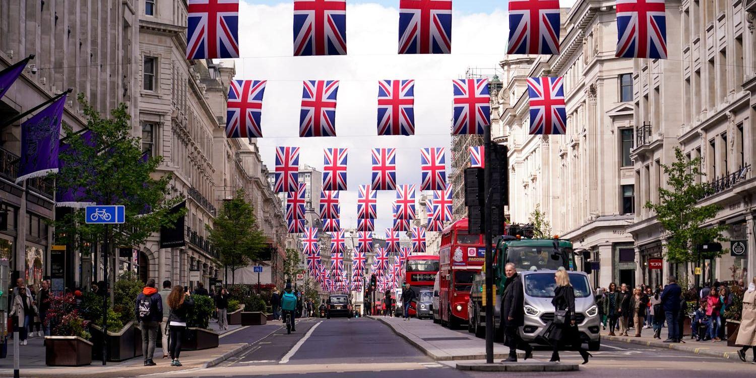 Regent Street i London har pyntats inför kröningen av Charles och Camilla den 6 maj.