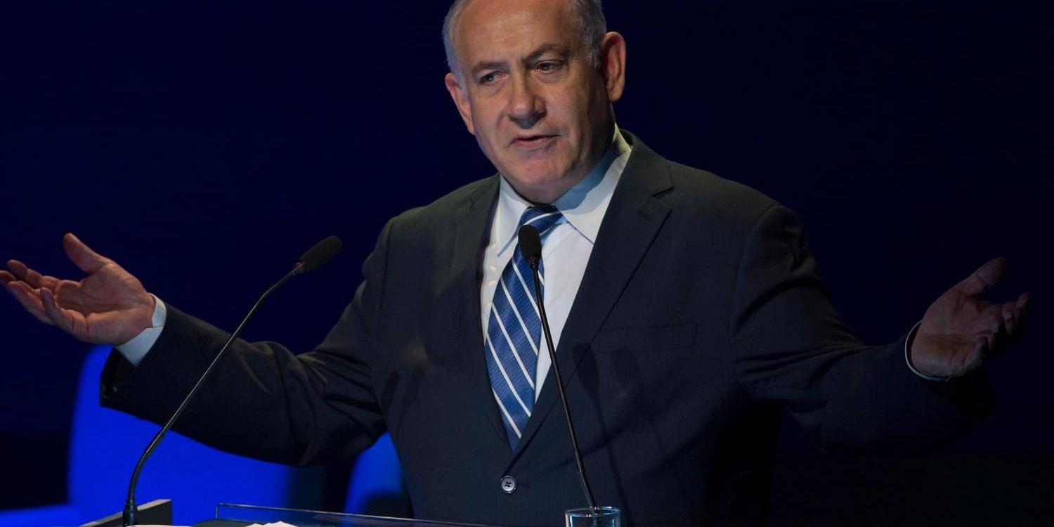 Israels premiärminister Benjamin Netanyahu kräver att kärnenergiavtalet mellan världsmakterna och Iran ska ändras eller upphöra.