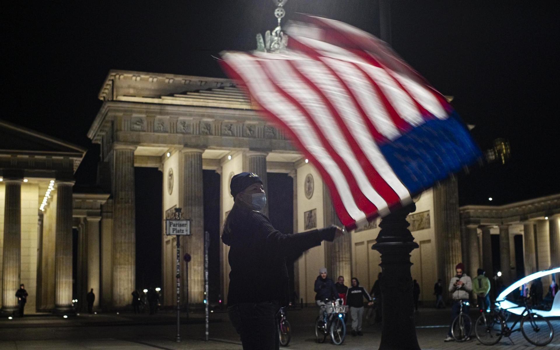 Amerikaner firade Bidens framgång i valet utanför USA:s ambassad i Berlin.