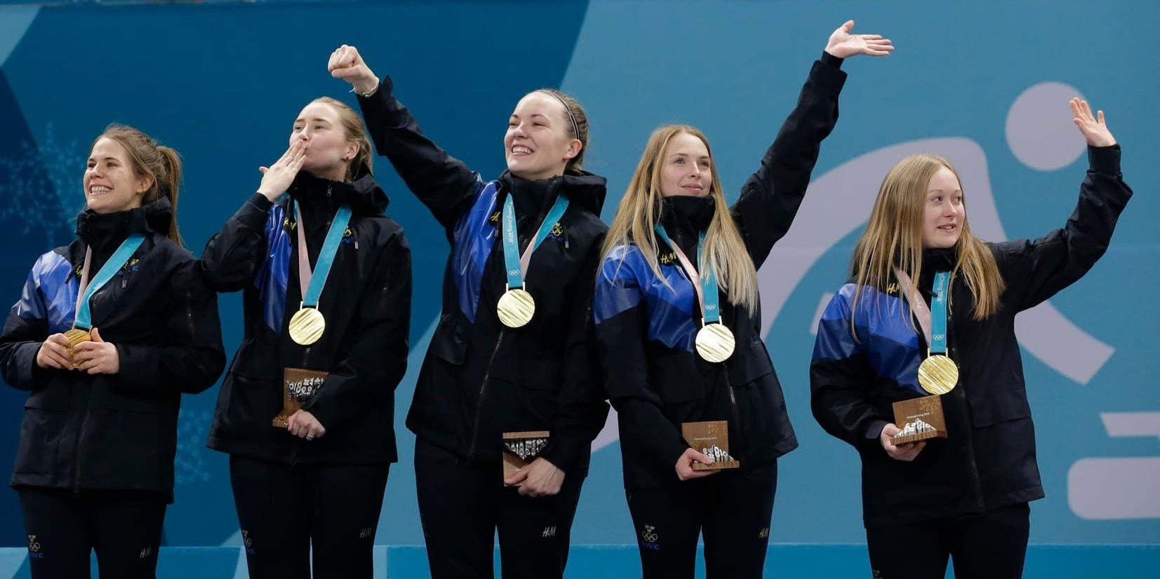 OS-guldlaget i curling – Anna Hasselborg, Sara Mcmanus, Agnes Knochenhauer, Sofia Mabergs och Jennie Wåhlin. Nu laddar de om till VM. Arkivbild.