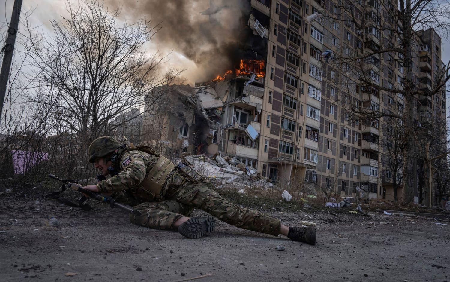 Avdijivka i östra Ukraina har legat vid fronten av striderna mellan ryska och ukrainska styrkor i snart tio år. Bild tagen i samband med ett ryskt flyganfall mot staden den 17 mars.