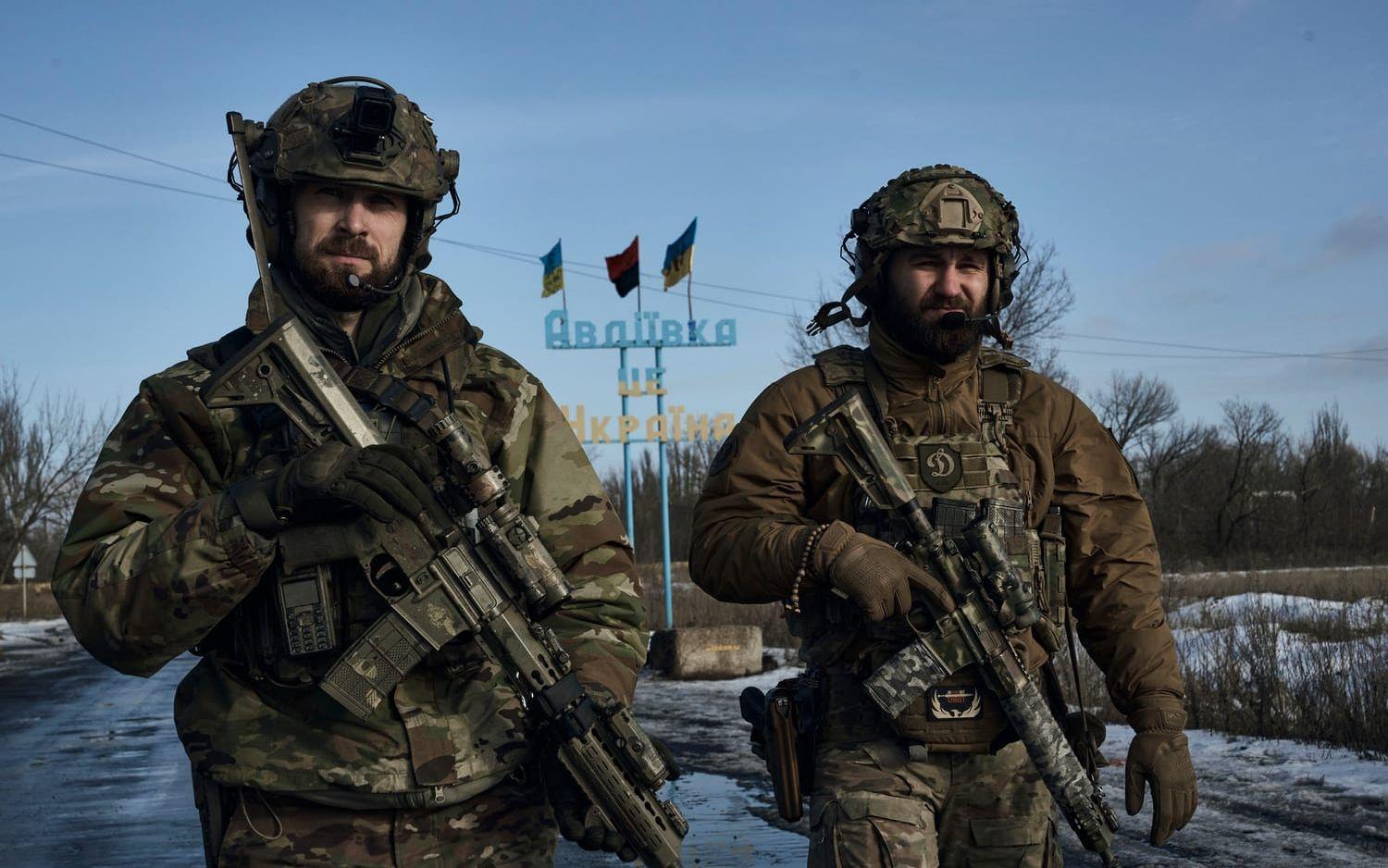 Ukrainska soldater i Avdijivka. På skylten bakom dem står det: Avdijivka är Ukraina.