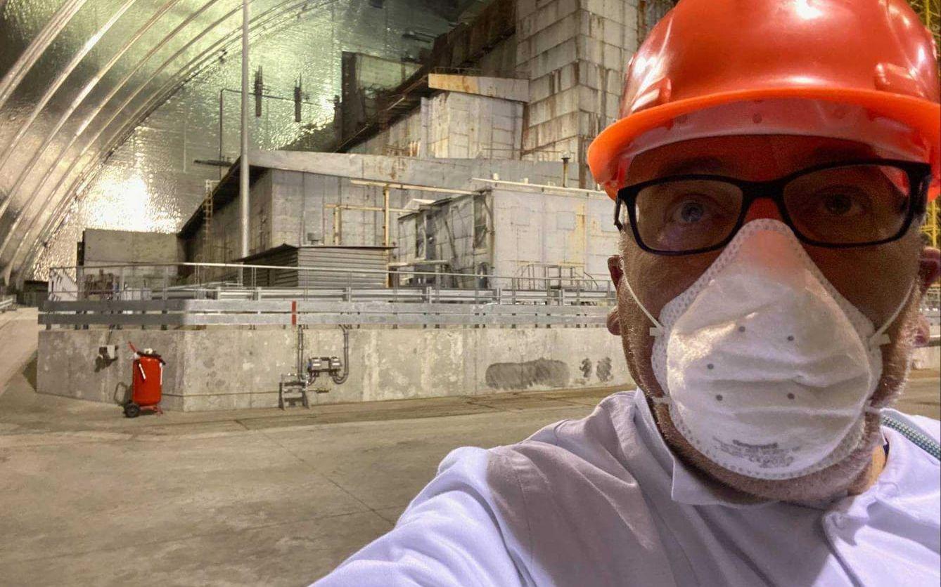 Shaun Burnies egentagna bild från ett av besöken inne i skyddsvalvet NSC. Bakom honom syns sarkofagen runt den havererade reaktor 4.