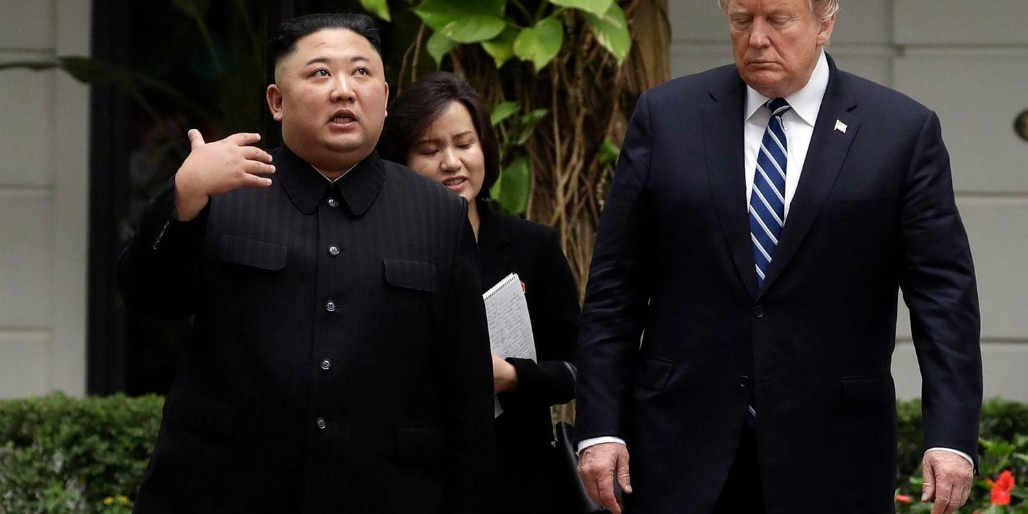 Kim Jong-Un och Donald Trump vid toppmötet i februari. Arkivbild.