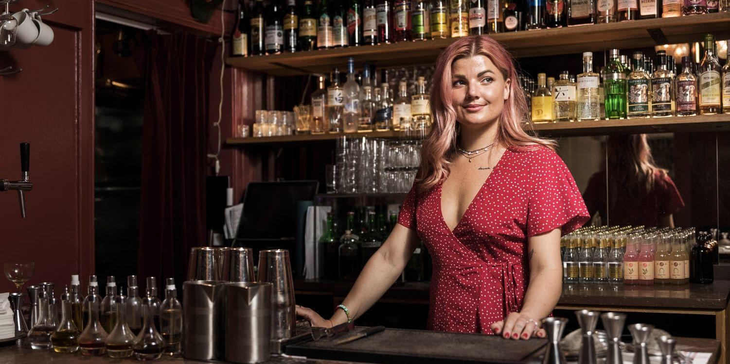 Josefine Thorén i rödklänning bakom baren på bar Bruno.