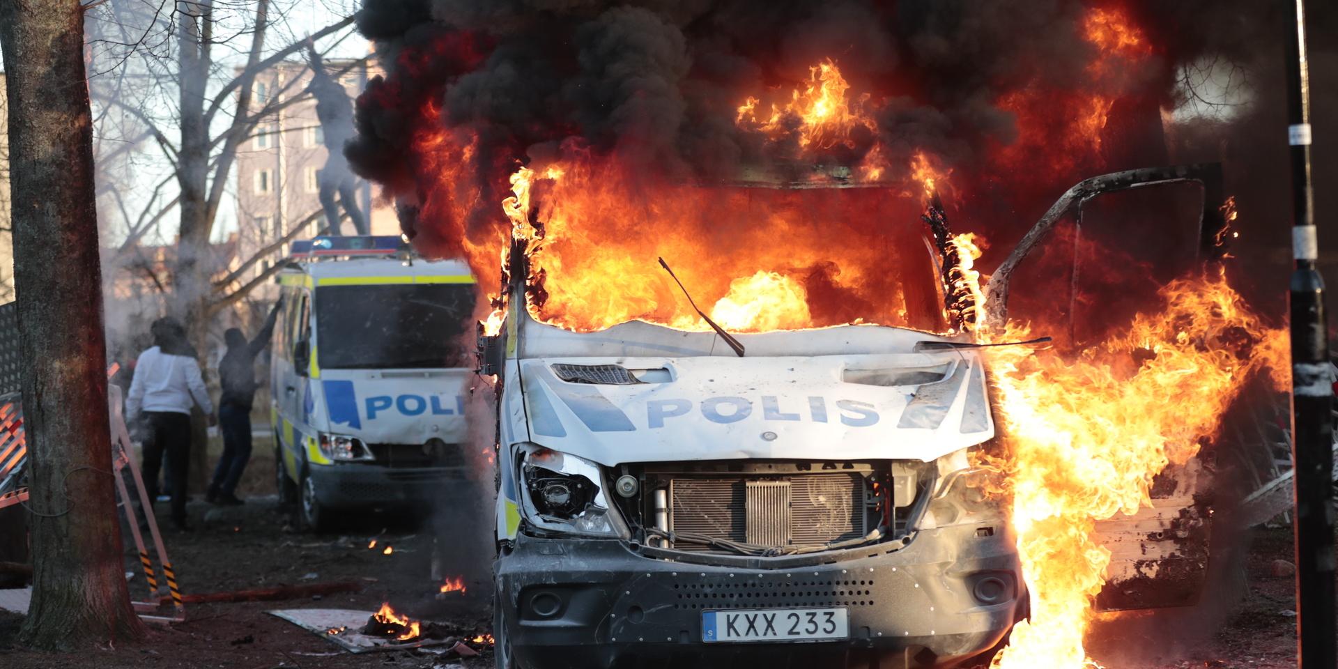 Polisbilar sattes i brand i Örebro, där Rasmus Paludan, partiledare för det danska högerextrema partiet Stram kurs, under långfredagen fick tillstånd för en sammankomst.