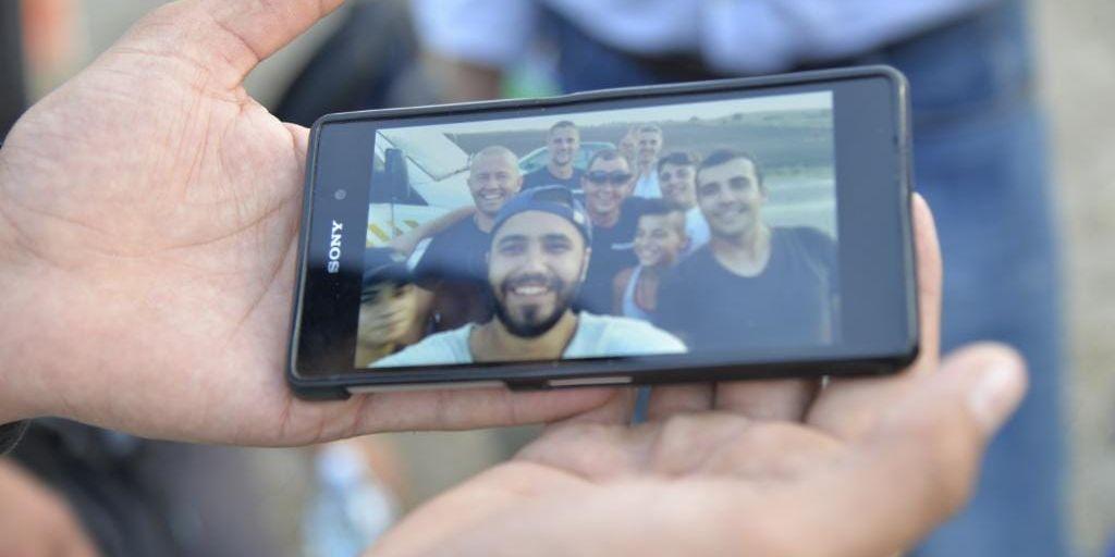Mohamed från Damaskus har tagit en selfie med den ungerska polisen. "Jag tänker spara den och visa för mina barnbarn" säger han.
