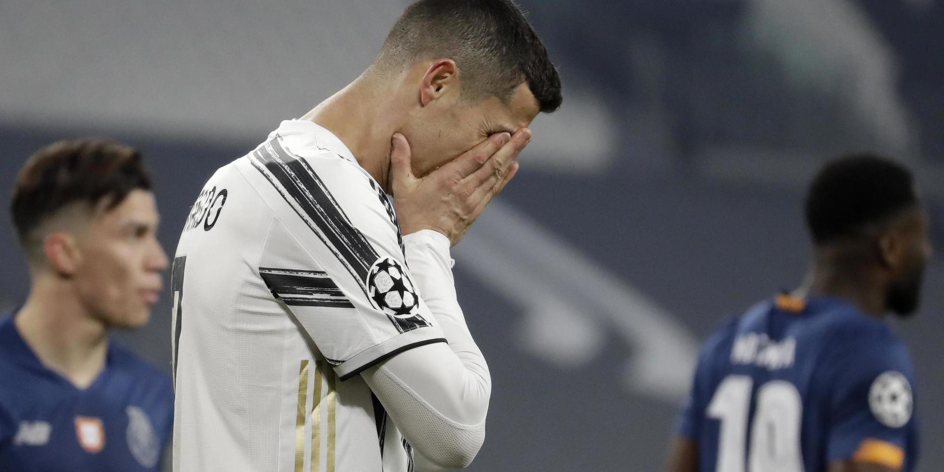 Cristiano Ronaldo grämer sig under Juventus fiasko mot Porto.