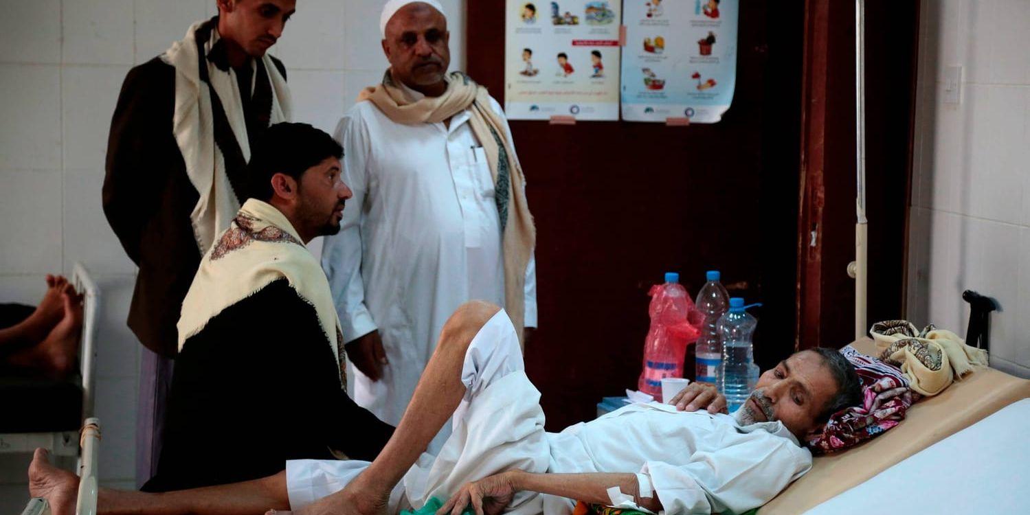 En äldre man behandlas för misstänkt kolera på ett sjukhus i staden Sanaa i Jemen. Epidemin är nu uppe i omkring 300 000 misstänkta fall i landet. Arkivbild.