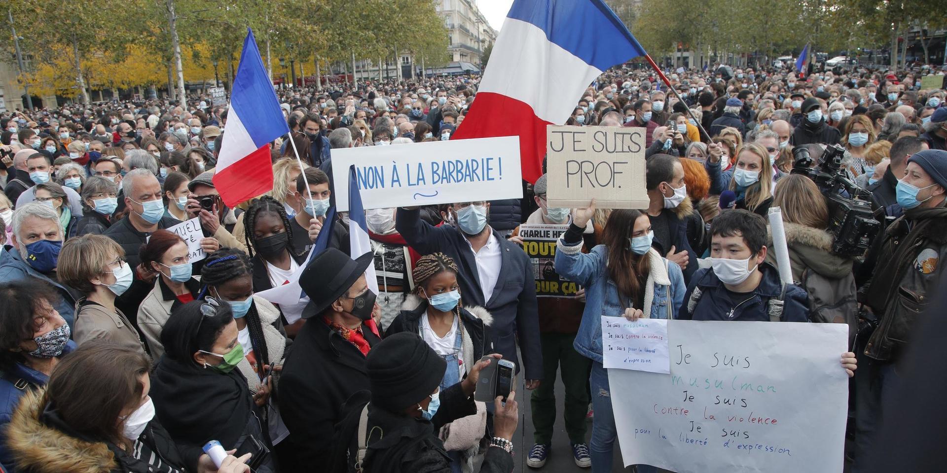 Protester i Paris efter terrordådet.