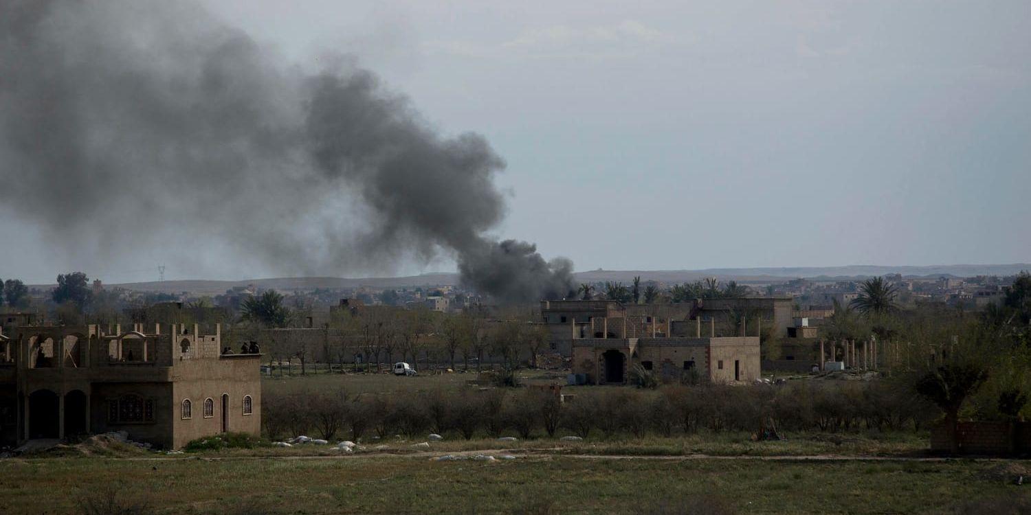 Röken stiger från al-Baghuz i östra Syrien, som fram till nyligen var terrorrörelsen IS sista fäste. Bilden är tagen under striderna om al-Baghuz i slutet av mars.
