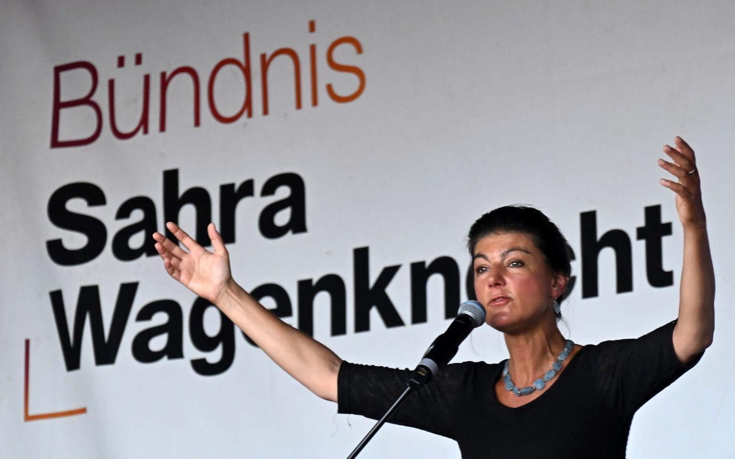 Sahra Wagenknecht slår in på ny väg på den tyska vänsterflanken – med politik som delvis överensstämmer med den växande extremhögerns. Bilden från ett kampanjmöte i Erfurt den 29 augusti.