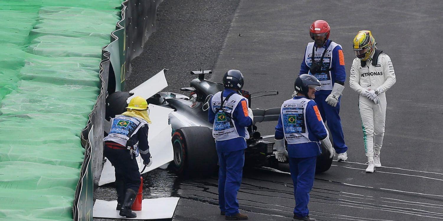 F1-mästare Lewis Hamilton kraschade i tidskvalet till Brasiliens GP och får starta sist i tävlingen i Sao Paulo.