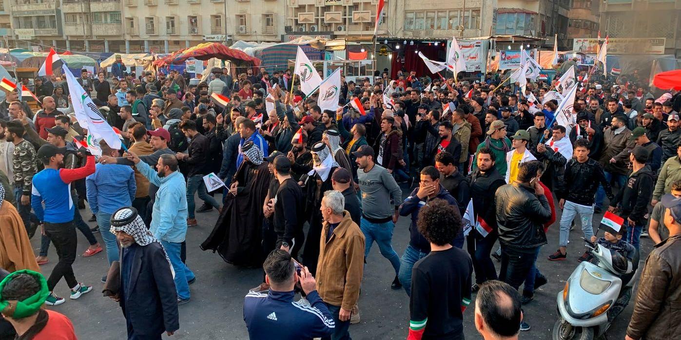 Demonstranter visar sitt missnöje med USA:s ageranden i Irak, på Tahrirtorget i Bagdad på måndagen.