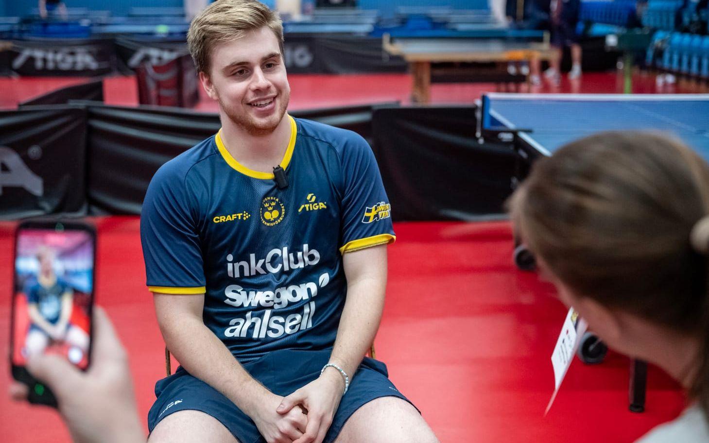 Bordtennisstjärnan Truls Möregårdh intervjuas under en pressträff i Malmö inför lag-VM i London.
