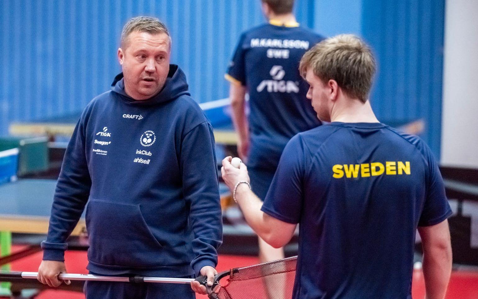 Förbundskapten Marcus Sjöberg och Truls Möregårdh under landslagets träning i Malmö.