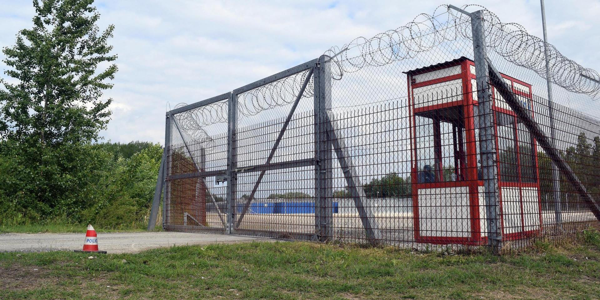 Ett så kallat transitläger i ungerska Roszke som nu ska stängas. Arkivbild. 