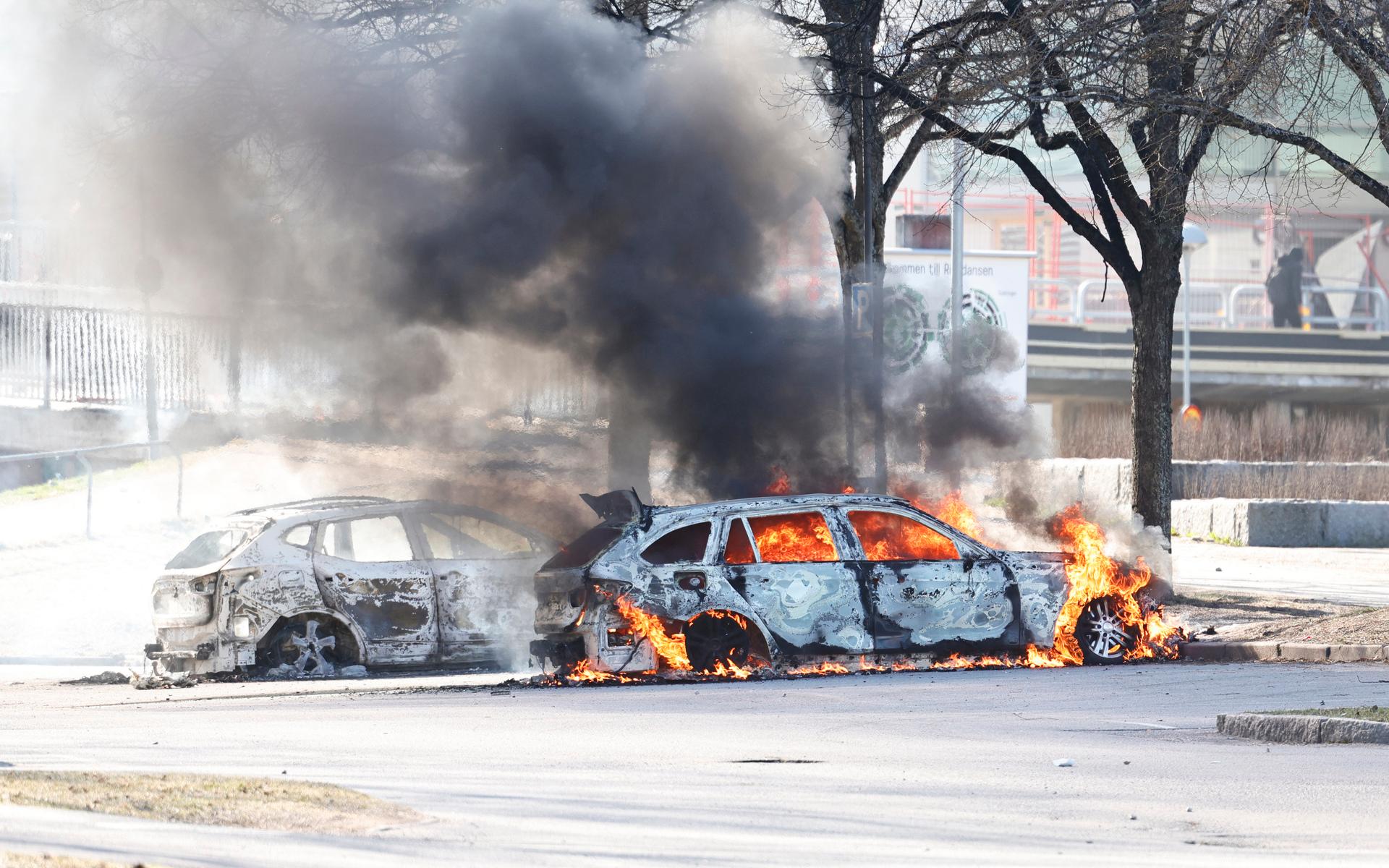 Två bilar stacks i brand i Norrköping på söndagen vid upploppen.
