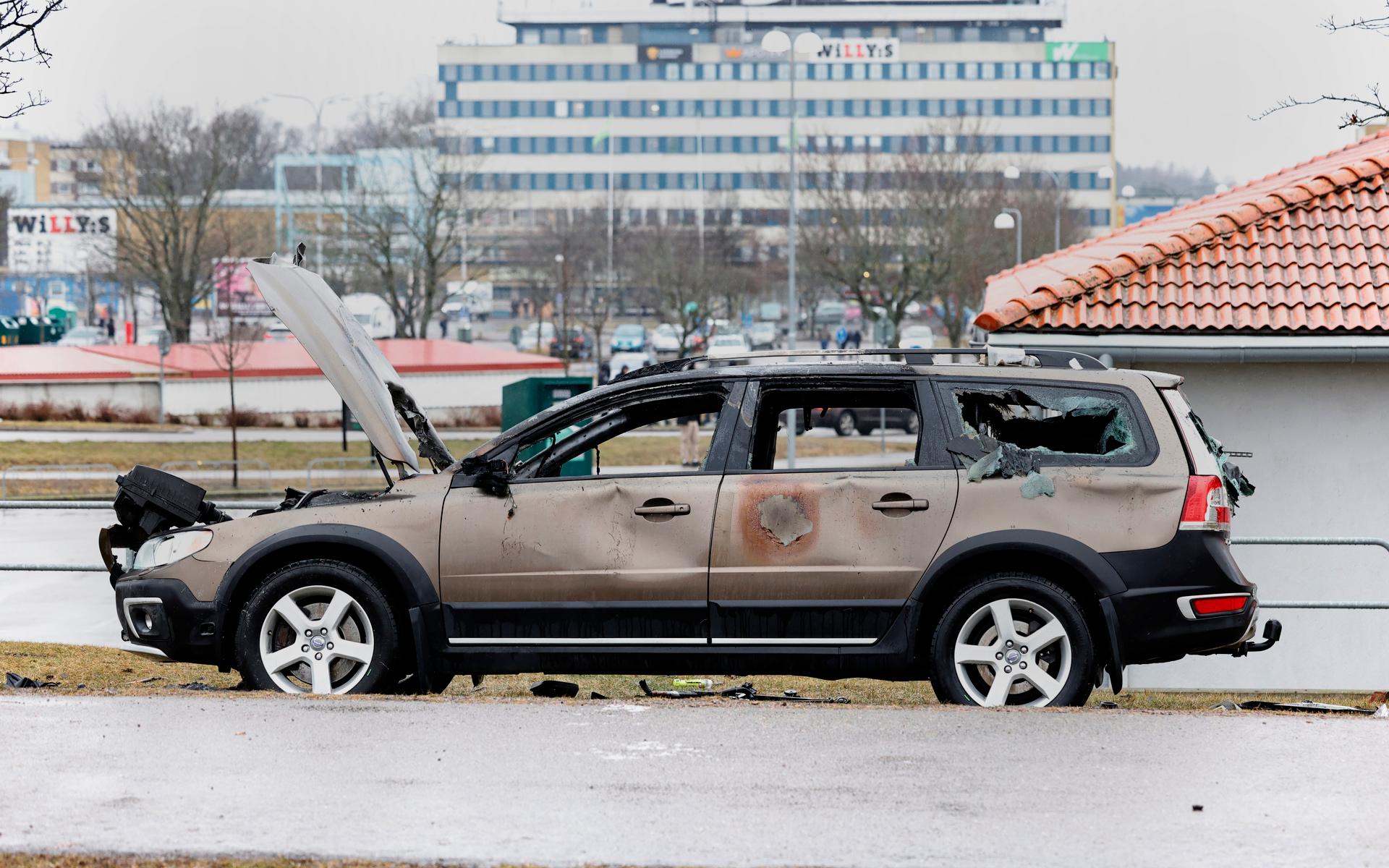 På torsdagen inträffade liknande scener i Linköping, där både civila bilar och personbilar vandaliserades.
