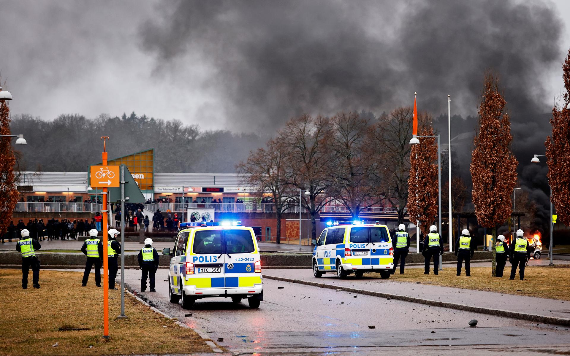 Även i Norrköping utbröt ett upplopp under torsdagen med hundratals motdemonstranter som bland annat kastade stenar mot polisen.