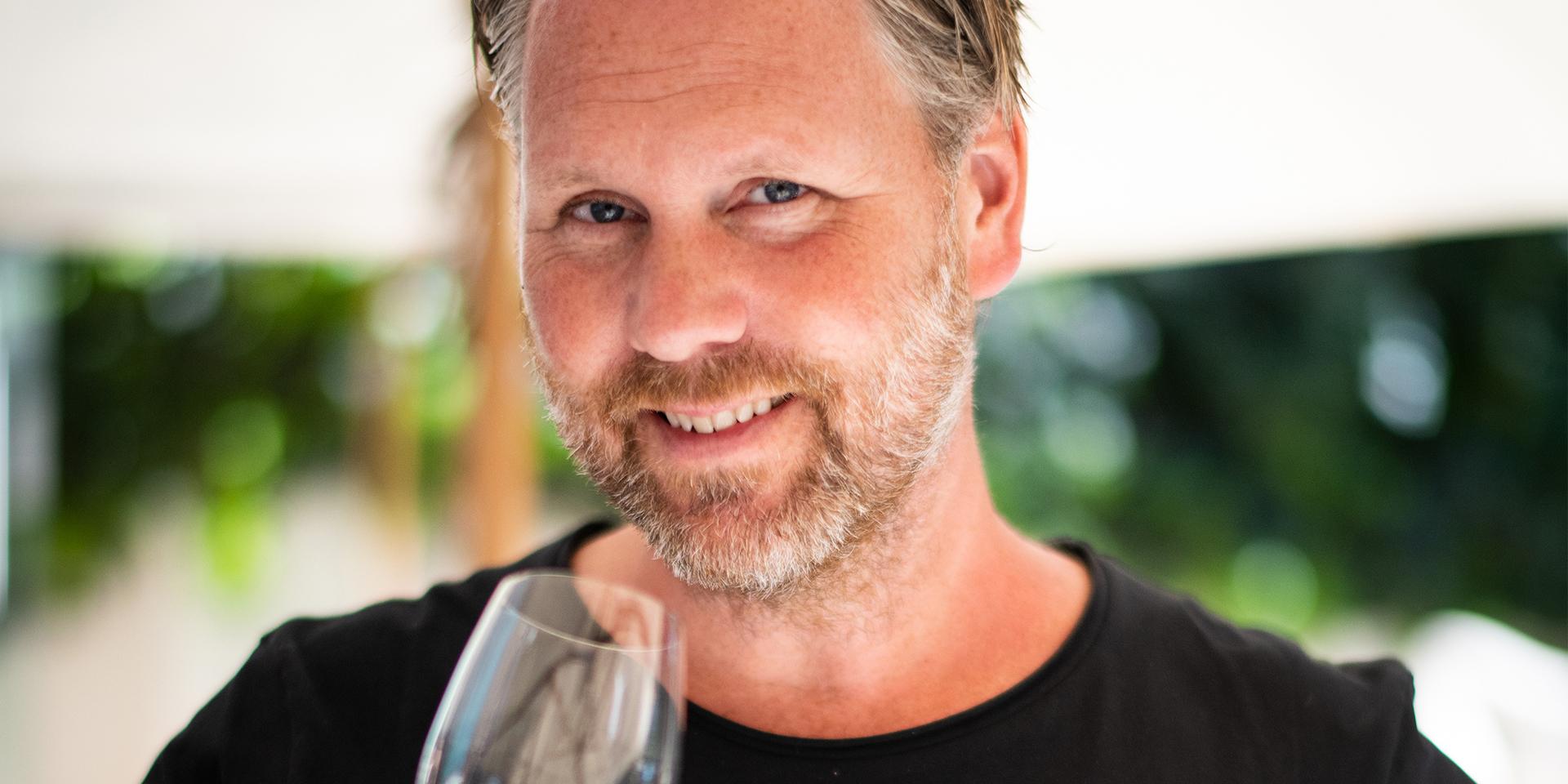 Fredrik Schelin är vinskribent och champagneexpert.