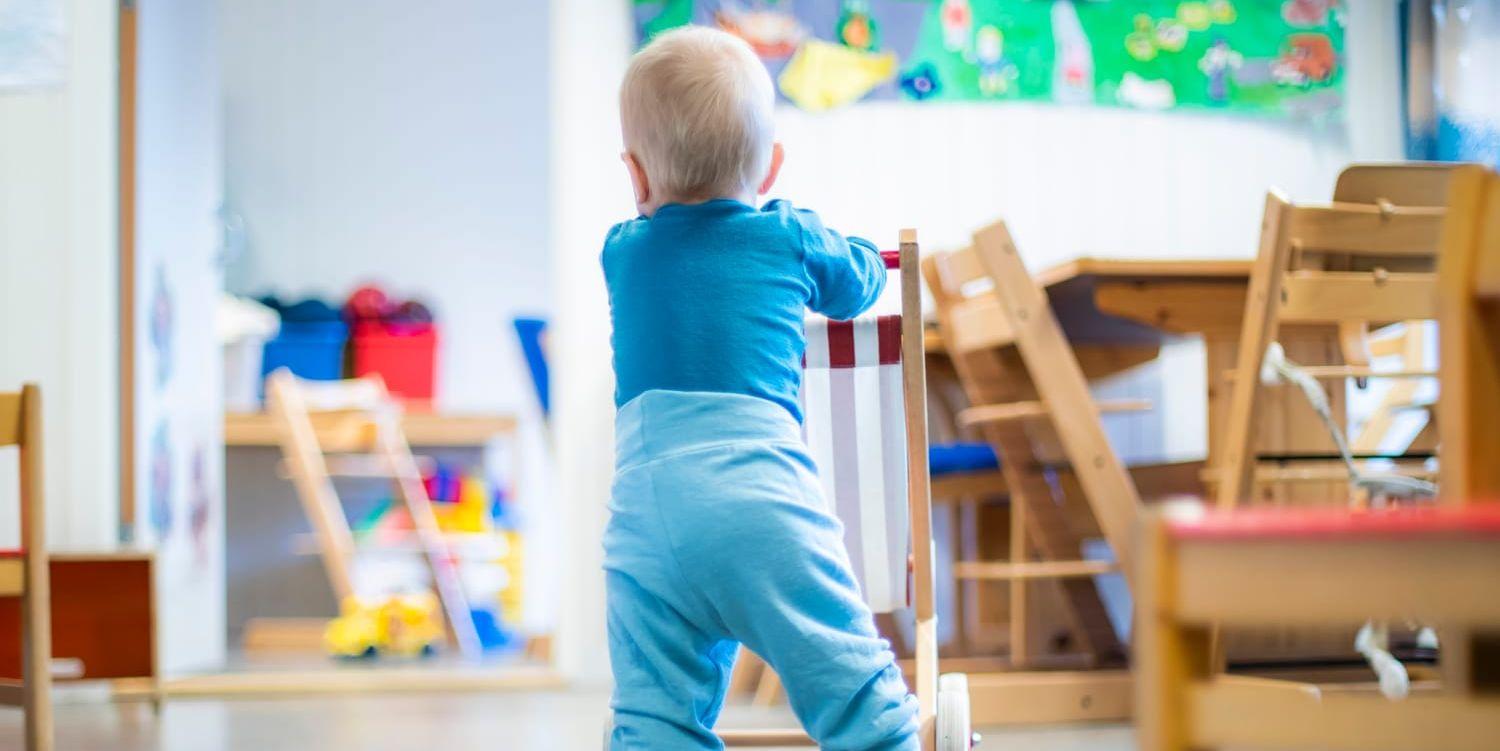 Ett barn går med en gåvagn på en förskola i Göteborg. 