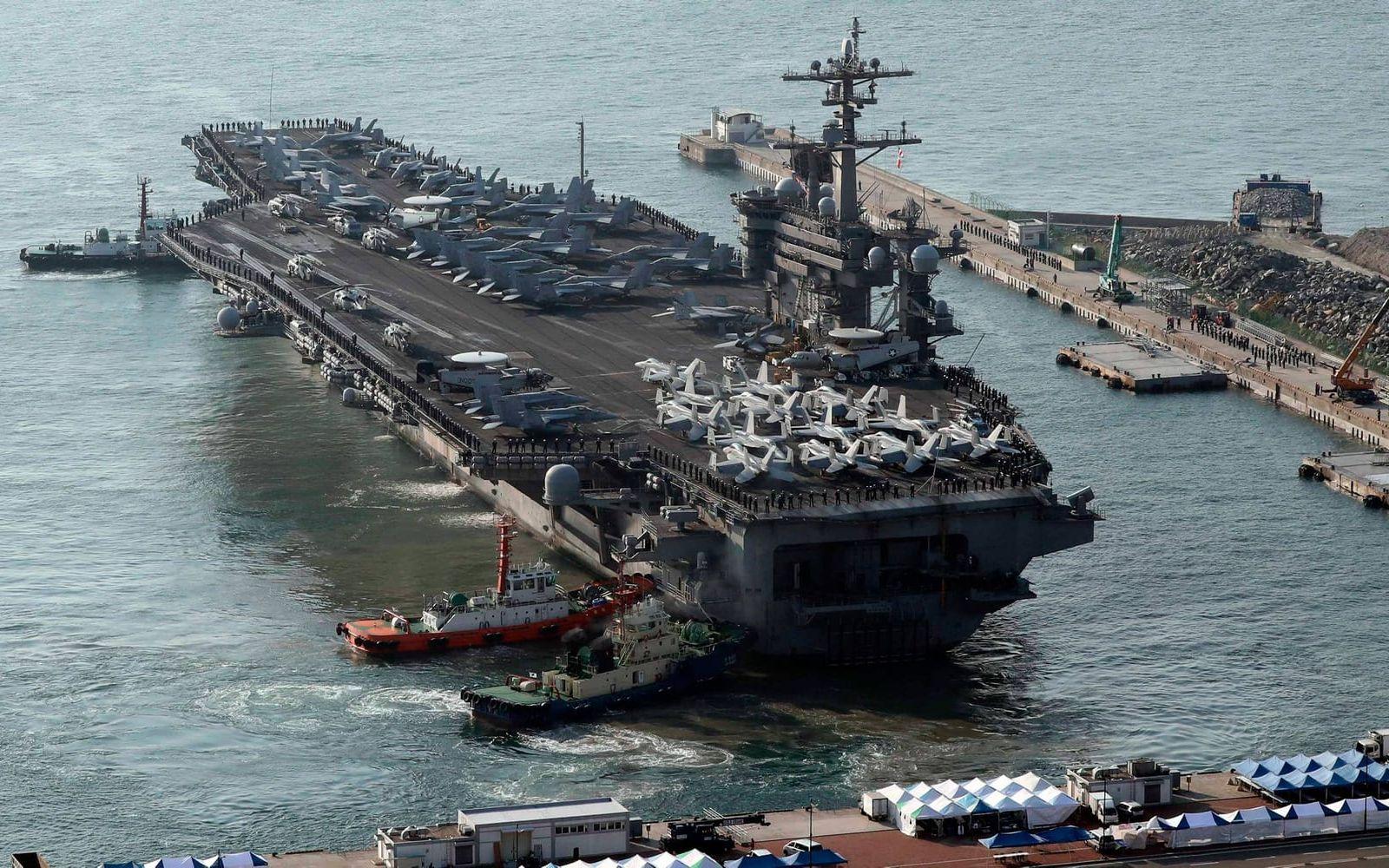 Samtidigt har USA stationerat hangarfartyg en bit från Koreahalvön. Bild: TT
