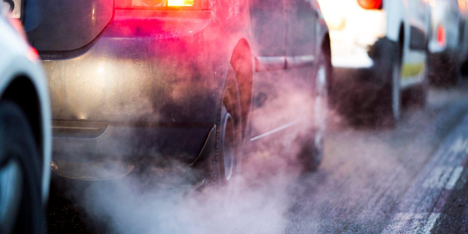 Enligt en ny rapport halveras utsläppen av kväveoxider i Stockholm om tung fordonstrafik förbjuds i innerstaden. Socialdemokraterna i Stockholm ifrågasätter om miljözoner verkligen behövs. Arkivbild