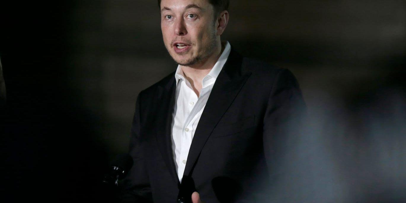 Teslas styrelse har bestämt att företaget ska fortsätta vara börsnoterat. På bilden företagets vd och grundare Elon Musk. Arkivbild.