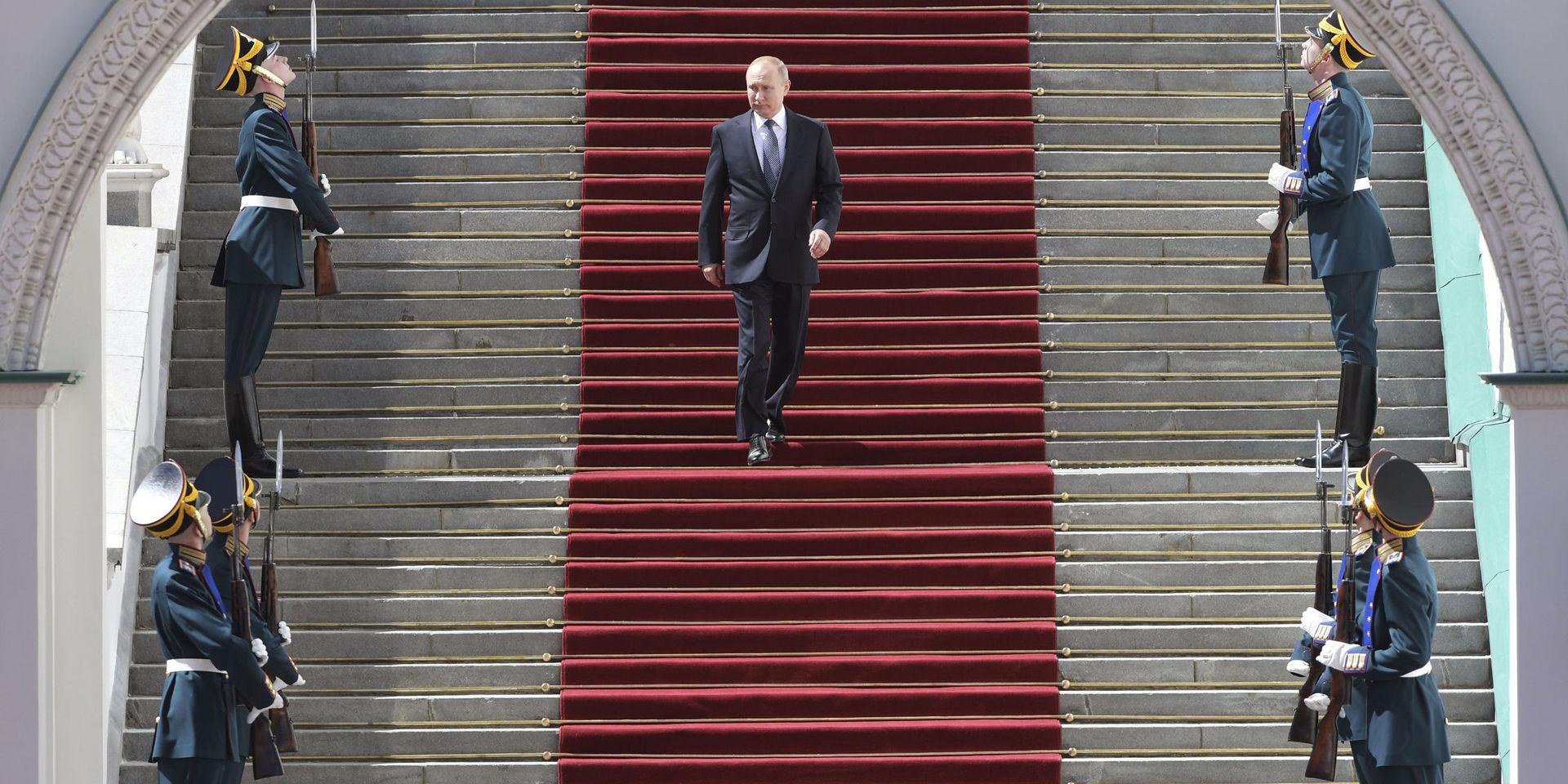 Fjärde mandatperioden. På bilden, som togs i måndags, går Vladimir Putin ned för trapporna i Kremlin efter invigningscermonin för sin nya mandatperiod som Rysslands president.