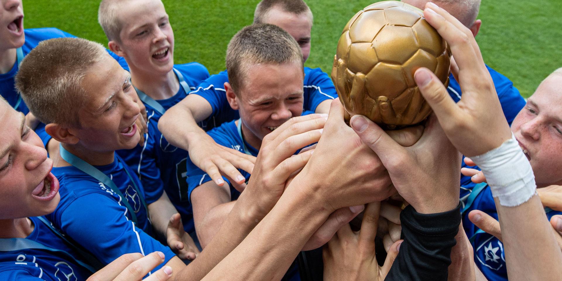 Isländska Stjarnan jublar efter segern i finalen i pojkar 15. 