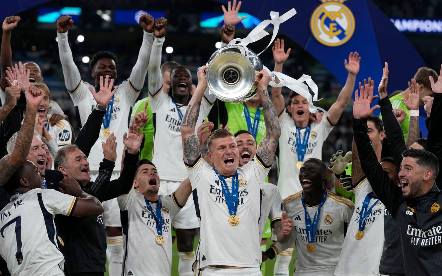 Real Madrids Toni Kroos lyfter Champions League-pokalen efter finalseger över Borussia Dortmund i våras.