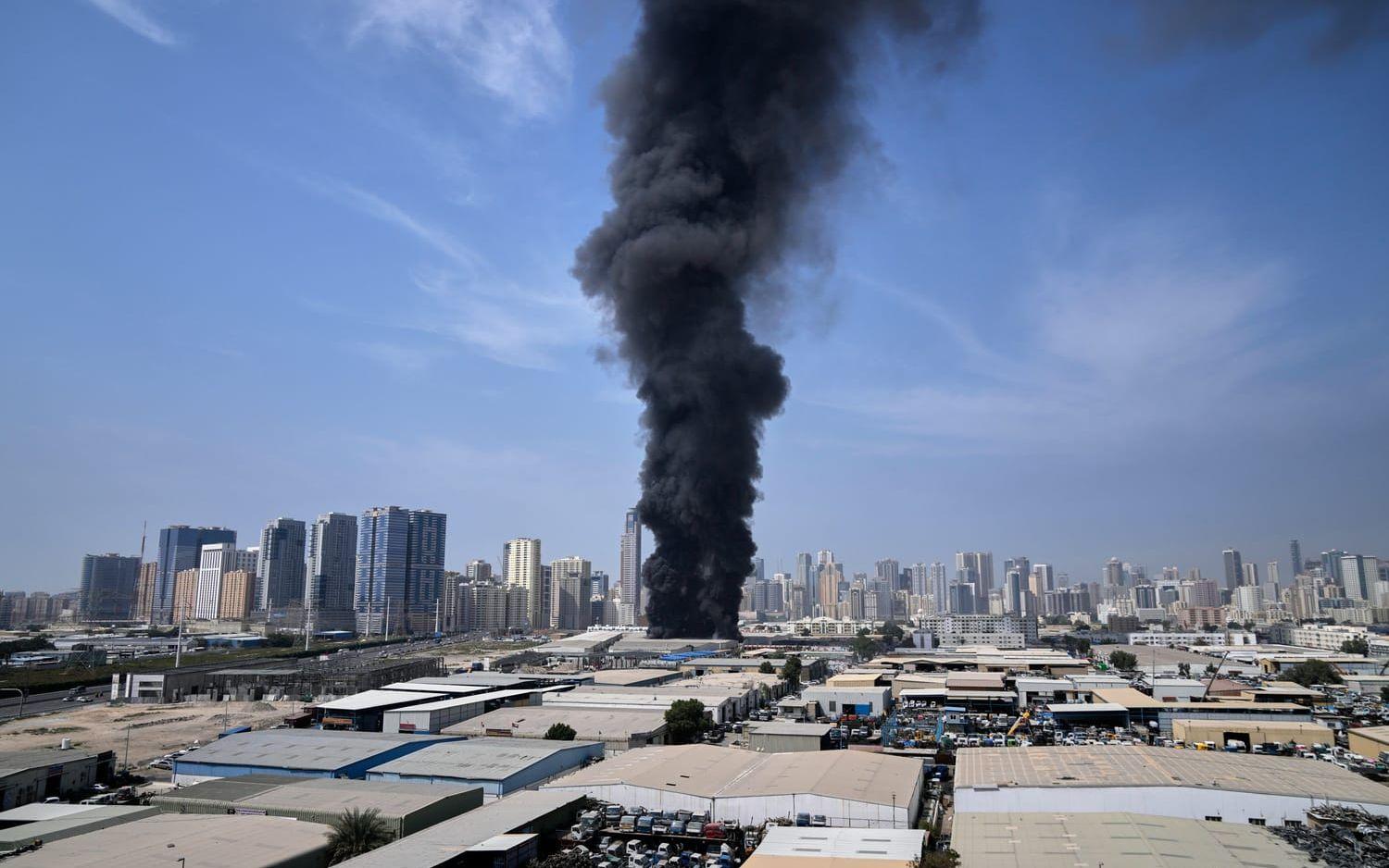 En svart rökpelare i Sharjah som sitter ihop med Dubai i Förenade arabemiraten. 