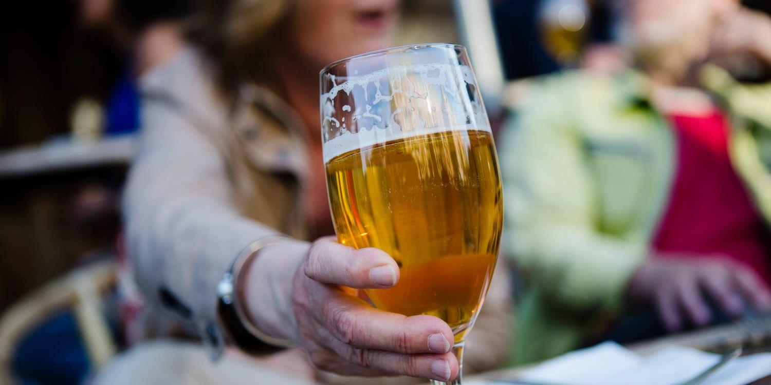 Ett glas öl på en uteservering.