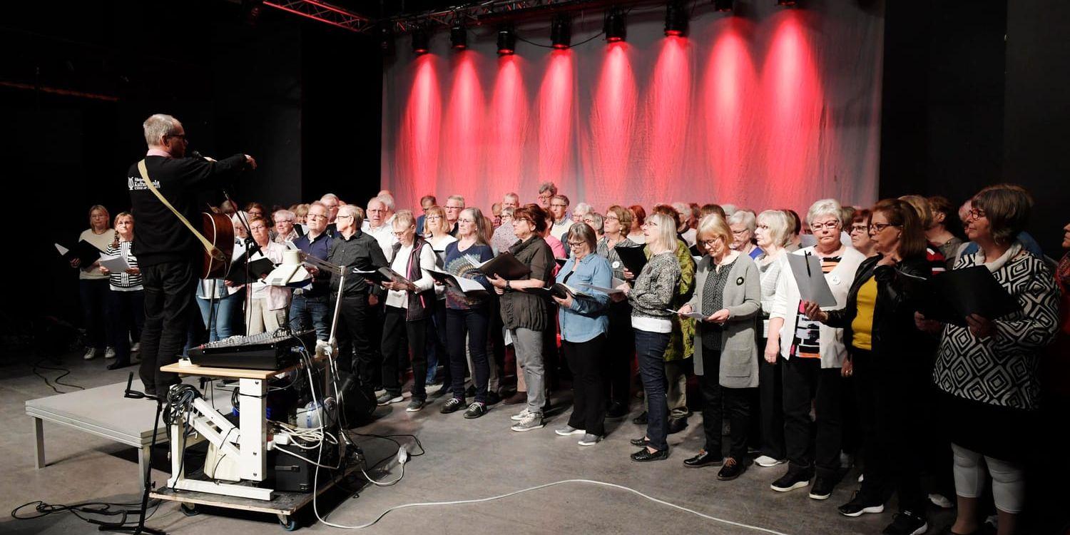Pensionärskören i Västerås sjunger Status quos Rockin all over the world för bland andra statsminister Stefan Löfven (S).