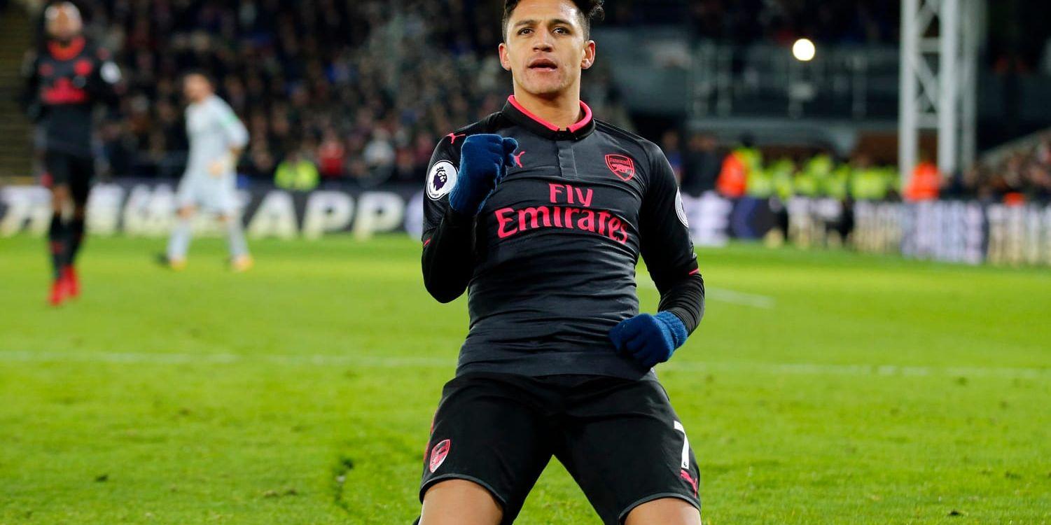 Alexis Sanchez firar sitt andra mål i 3–2-segern mot Crystal Palace.