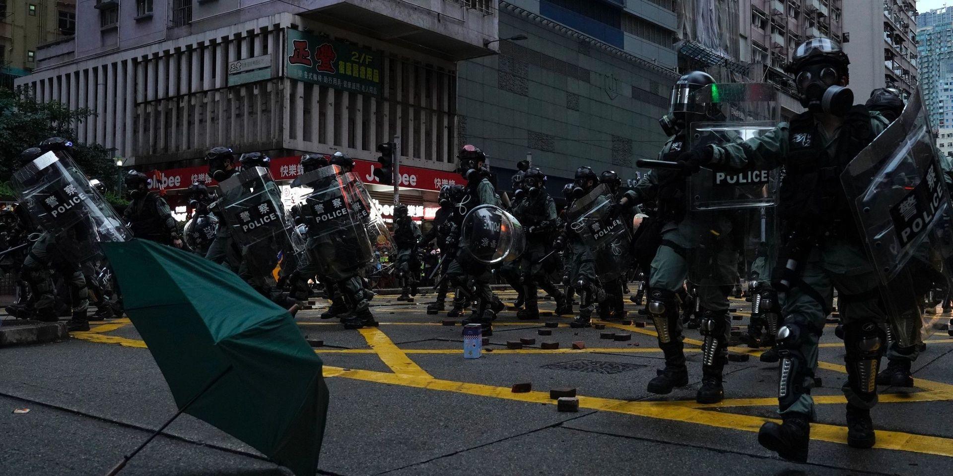 Polis skingrar aktivister i Hongkong i söndags. Arkivbild.