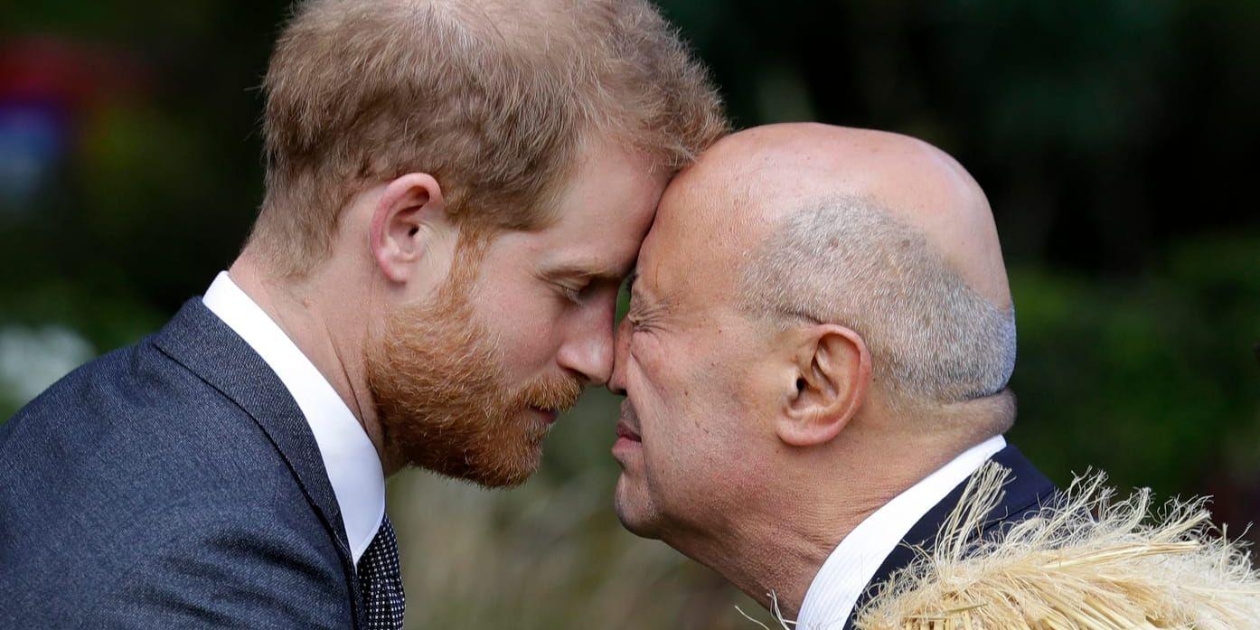 Prins Harry välkomnas till Nya Zeeland med den inom maorikulturen traditionsenliga hälsningen "hongi", som innebär att man trycker näsorna och pannorna mot varandra.