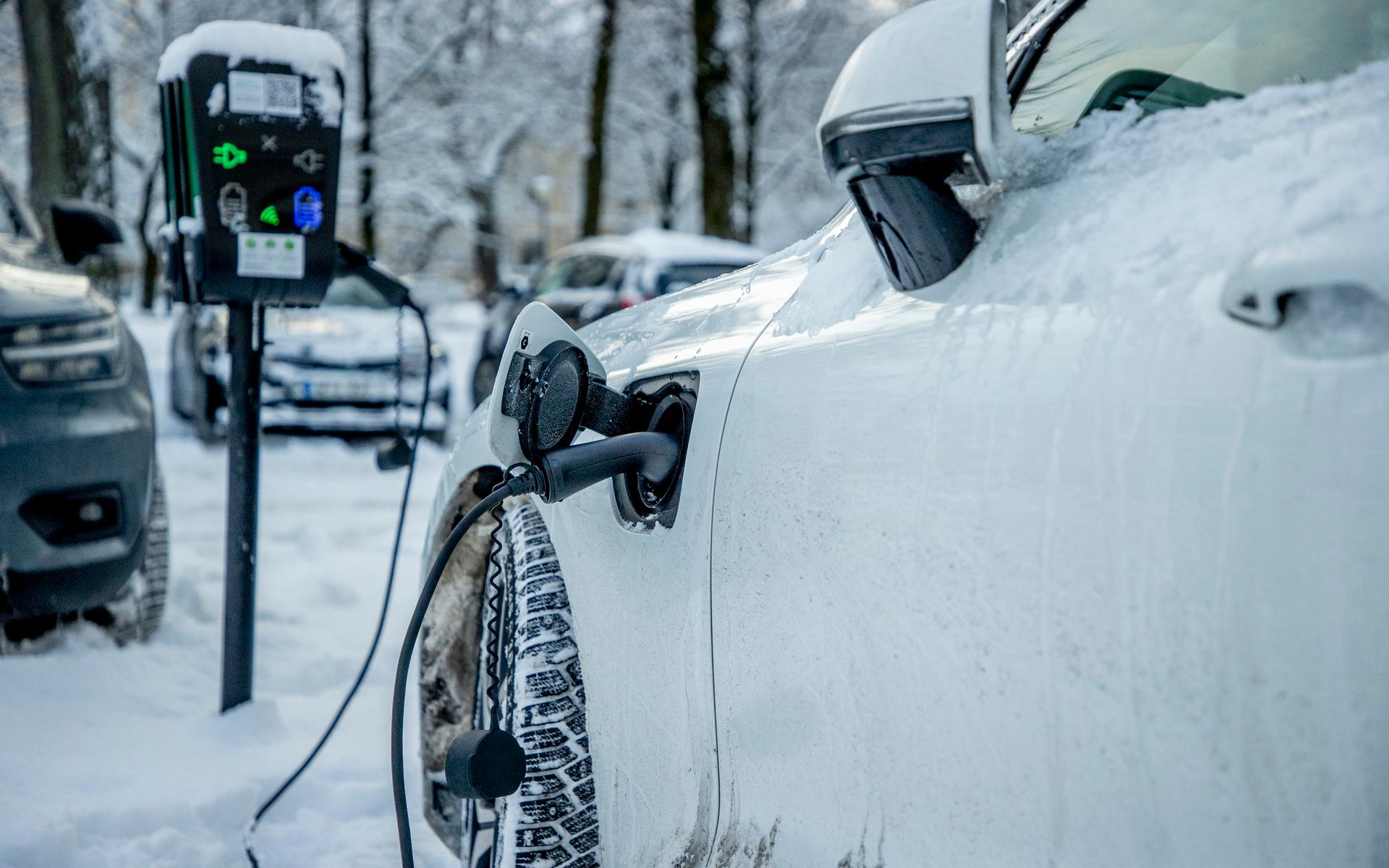 Elbilar i snödrivorna kan låta som ett större problem än det verkligen är. Samtidigt är det ingen tvekan om att kyla och snö minskar elbilarnas räckvidd och det drar ström att hålla värme i kupén om man blir stående.