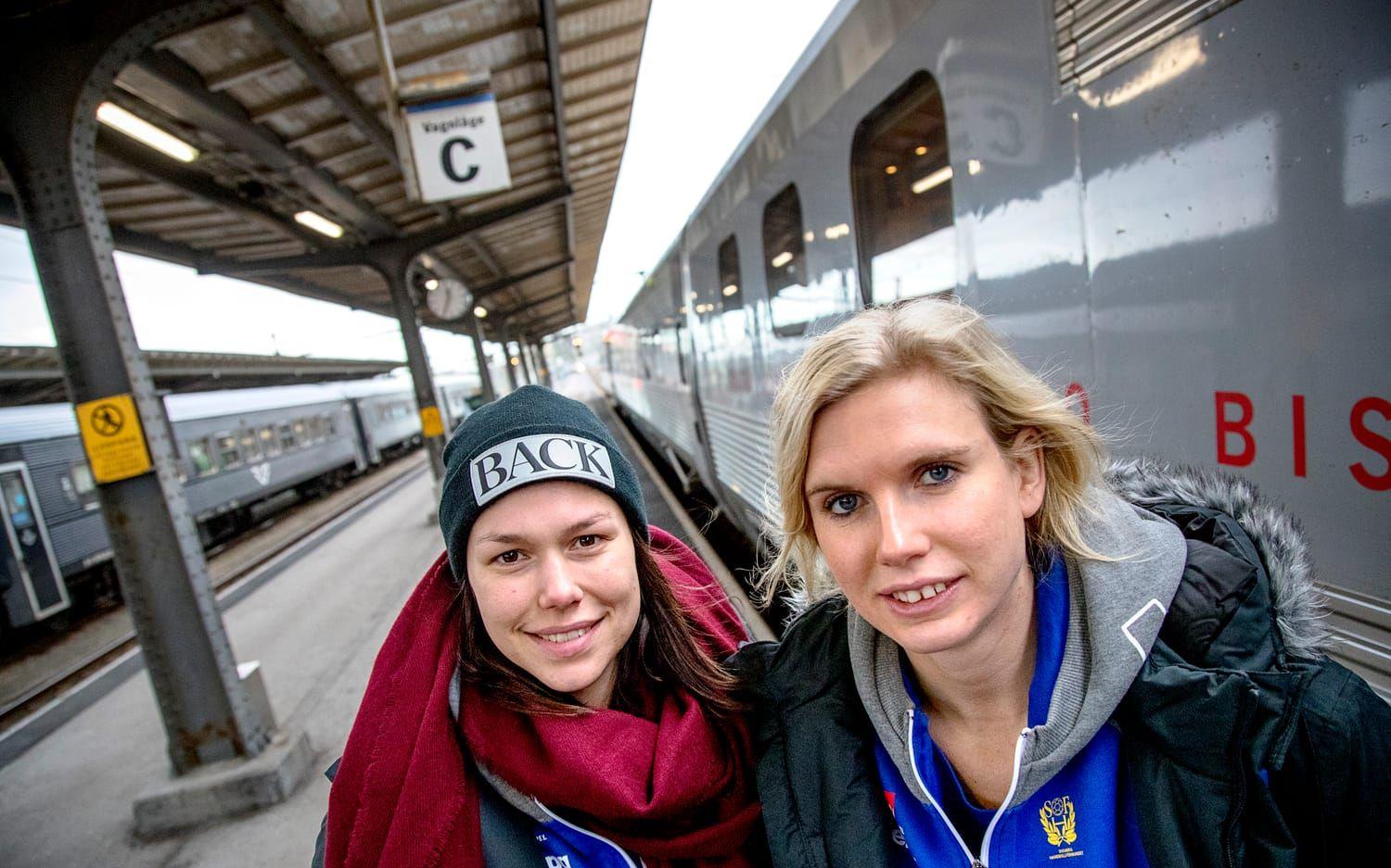 Jenny Alm och Filippa Idéhn anländer till Göteborg för fortsatt spel i Handbolls-EM. Bild: Adam Ihse