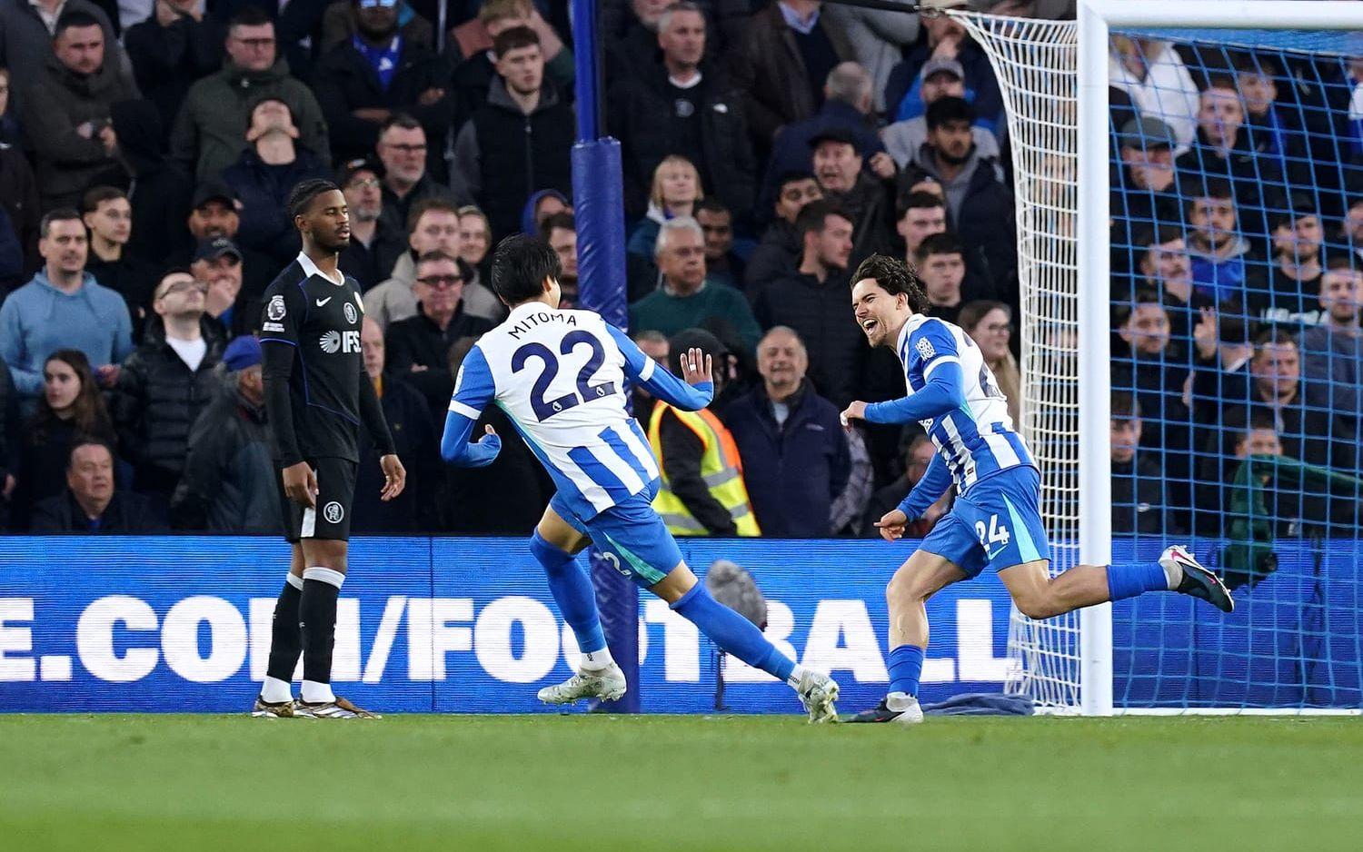 Brightons Ferdi Kadioglu, till höger, firar sitt 1–0-mål mot Chelsea.