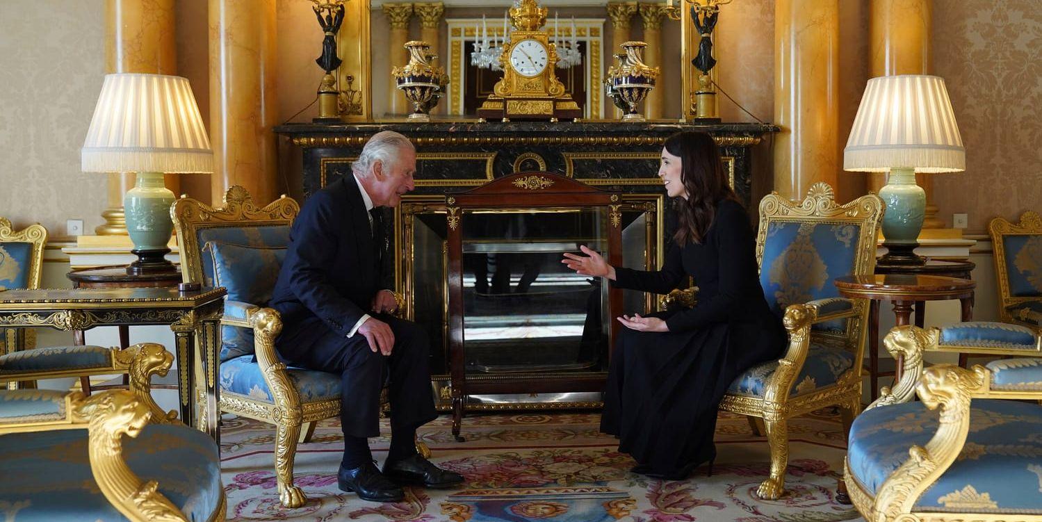 Kung Charles III i samtal med Nya Zeelands premiärminister Jacinda Ardern i Buckingham palace under lördagen.