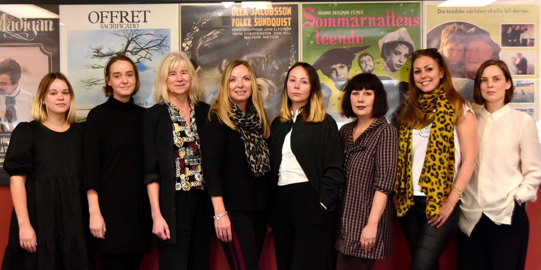Några av de utvalda manusförfattarna samlade i Filmhuset i Stockholm. Pressbild.